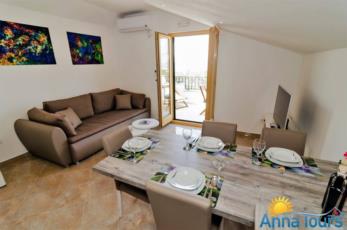 Apartman s bazenom Hillside 2